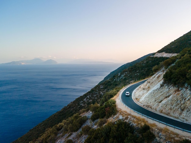 Auto reizen concept verplaatsen over de weg in de bergen met uitzicht op de kust