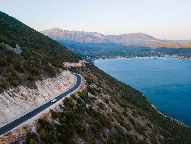 Auto reizen concept verplaatsen over de weg in de bergen met uitzicht op de kust