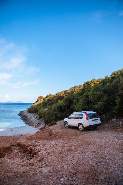 Auto reizen concept zee vakantie griekenland wild strand