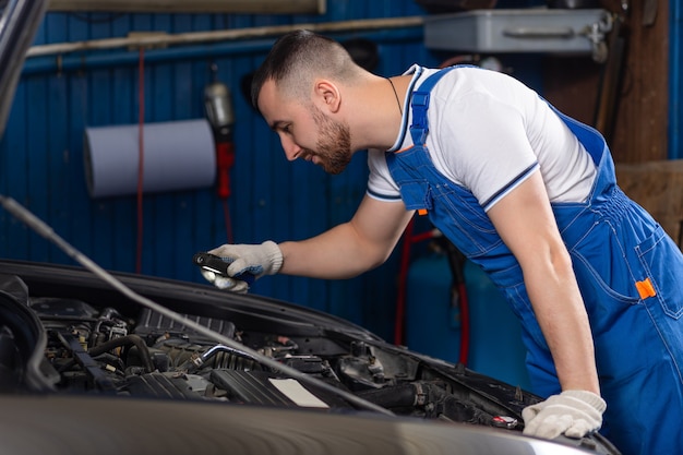 Servizio di riparazione auto.