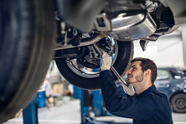 Auto reparatie centrum. Monteur auto schorsing te onderzoeken