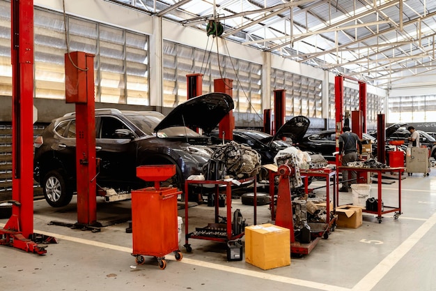 auto-reparatie station met softfocus en over licht op de achtergrond