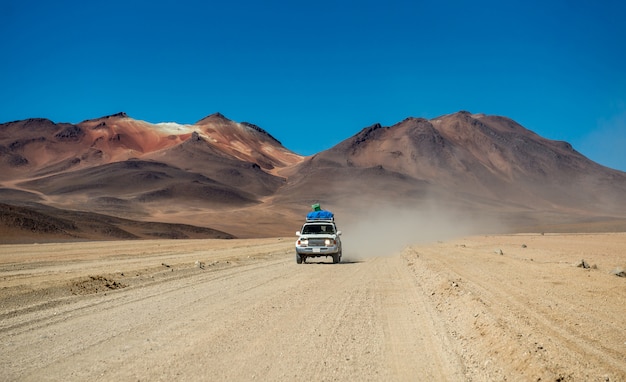 Auto rijden in Boliviaanse zonneschijn landschap