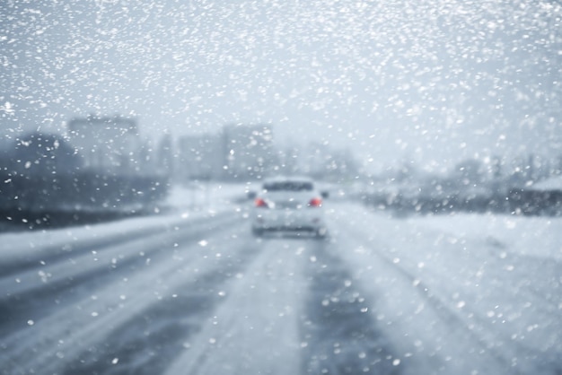 Auto rijden op besneeuwde stedelijke straat