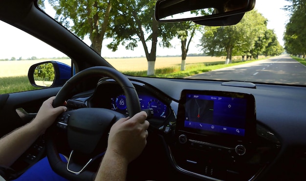 Auto rijden op een landweg Uitzicht van binnenuit