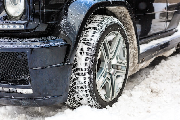 Auto's bedekt met sneeuw