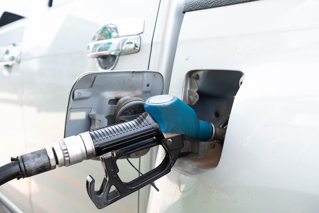 Auto's die geparkeerd staan om te tanken in een tankstation