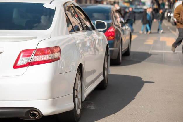 Auto's die op de weg rijden in cityxA