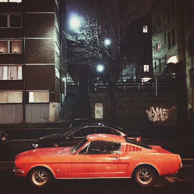 Auto's die's nachts op de parkeerplaats staan.