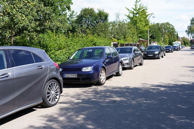 Auto's geparkeerd op de weg bij particuliere huizen