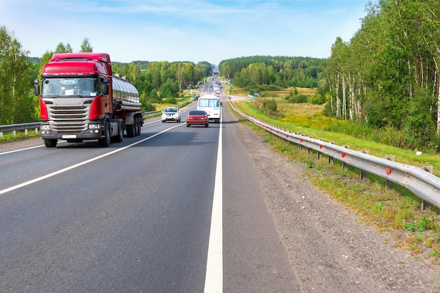 Auto's onderweg, verkeer op de wegen van het land.