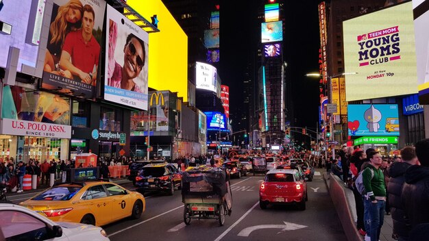 Foto auto's op de straat van new york times square.