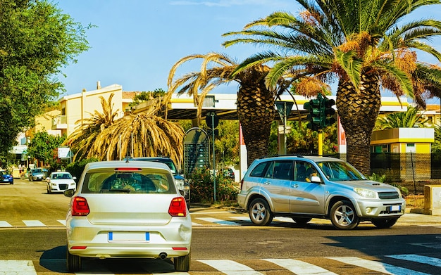 Auto's op de weg bij Capo Testa in Santa Teresa Gallura op het eiland Sardinië in de zomer van Italië. Vervoer Rijden op de snelweg van Europa. Weergave van auto op snelweg. provincie Olbia. Gemengde media.