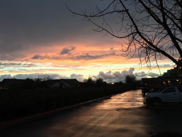 Foto auto's op de weg tegen bewolkte lucht