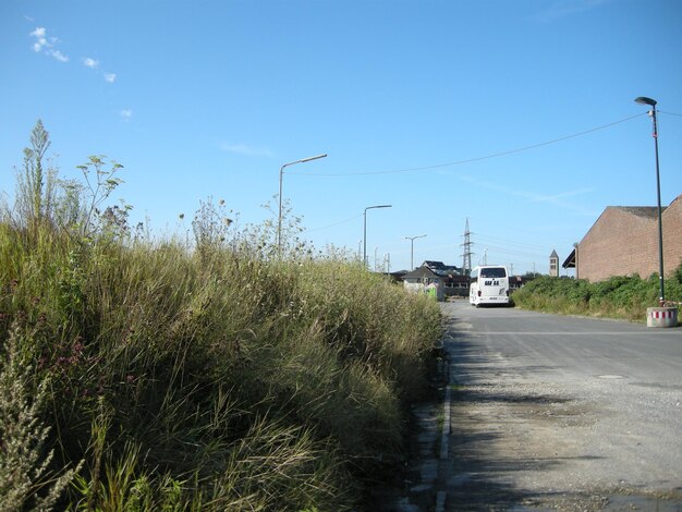 Auto's op de weg tegen de lucht