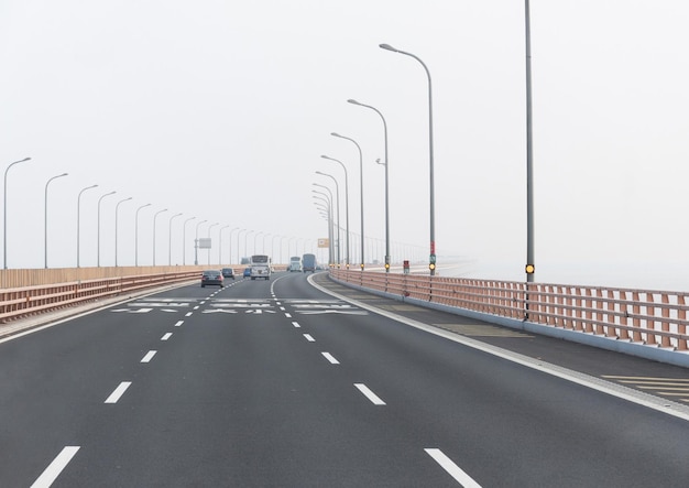 Auto's op de weg tegen de lucht