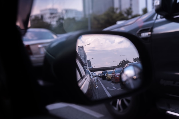 Auto's op drukke weg in de stad met een opstopping