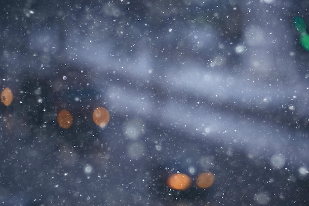 auto's op winterweg verkeersopstopping stad / winterweer op de snelweg van de stad, het uitzicht vanuit de auto in de mist en sneeuwweg