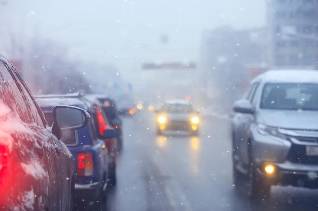 auto's op winterweg verkeersopstopping stad / winterweer op de stadssnelweg, het uitzicht vanuit de auto in de mist en sneeuwweg