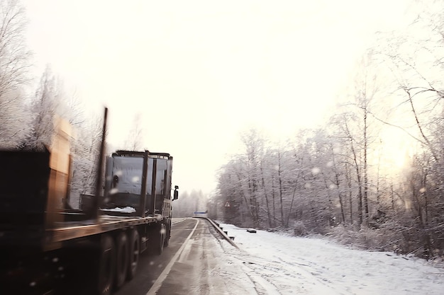 auto's op winterweg verkeersopstopping stad / winterweer op de stadssnelweg, het uitzicht vanuit de auto in de mist en sneeuwweg