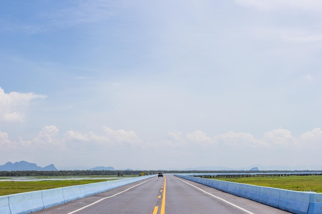 Auto's rijden op de weg met blauwe lucht