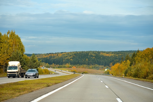 Auto's rijden op een herfst berg snelweg