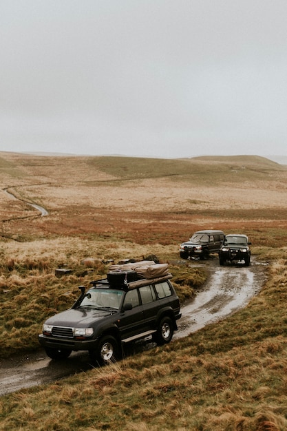 Foto auto's rijden over het offroad-pad