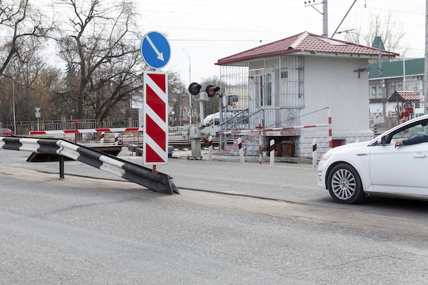 Auto's staan bij de spoorwegovergang in de stad.