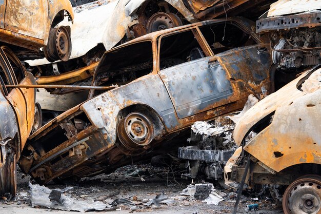 Auto's van burgers werden neergeschoten Rusland's oorlog tegen Oekraïne verbrand en opgeblazen auto