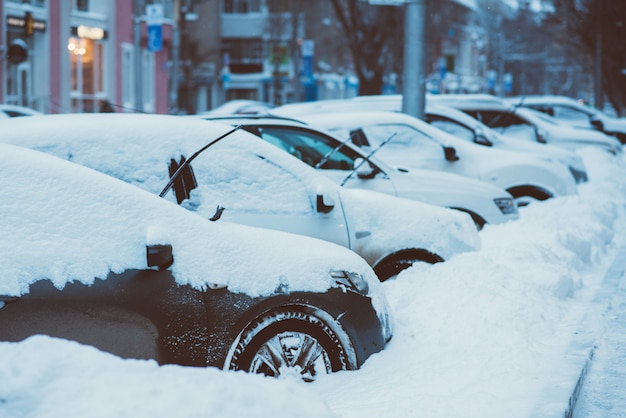 Auto's worden geparkeerd langs de wegen bedekt met sneeuw