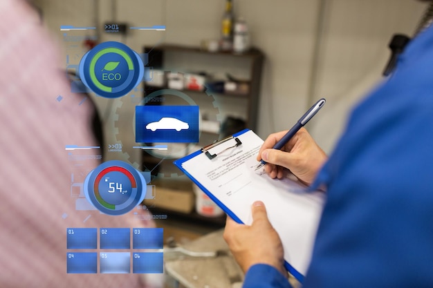 Foto manutenzione di riparazione auto e concetto di persone meccanico con clipboard e uomo o proprietario che guarda l'auto rotta in officina