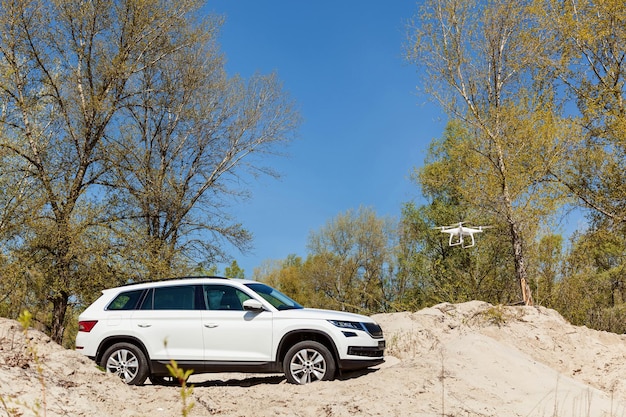 auto Skoda Kodiaq 20 TDi modeljaar 2017 auto in het veld bij een bloem