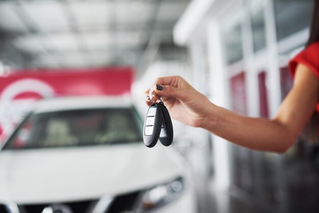 Auto sleutels doorgeven Gekapte close-up van een autodealer die auto sleutels uitdeelt aan de camera copyspace autodealer salon manager verkoper verkopen kopen geven eigenaar beroep aankoop voertuig concept