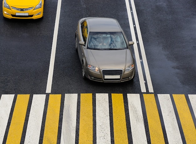 Auto stopte bij het zebrapad