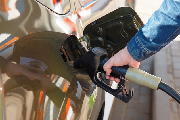 Auto tanken bij een benzinestation Brandstofpomp benzine olie Biodiesel tanken service