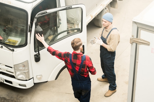 Auto-technici bespreken werk