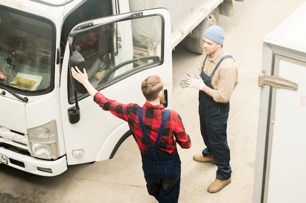 Foto auto-technici bespreken werk