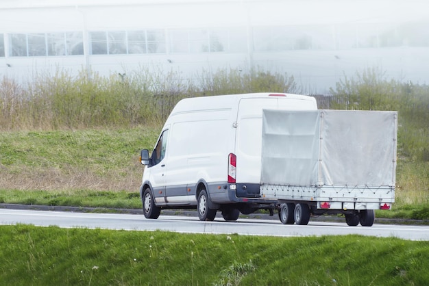 Auto trekker op een zonnig landelijk pad