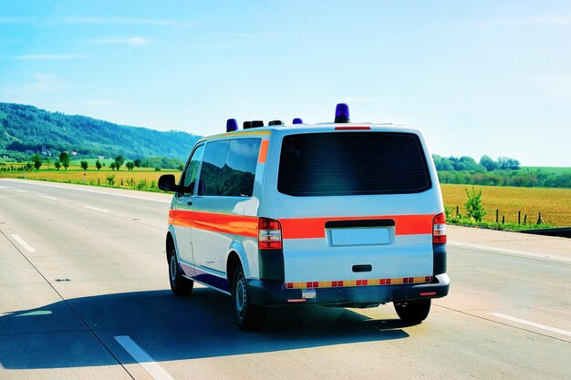 Auto voor het vervoer van patiënten op de weg in Tsjechië.