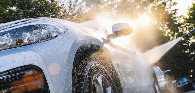 Auto wassen. Auto reinigen met water onder hoge druk.