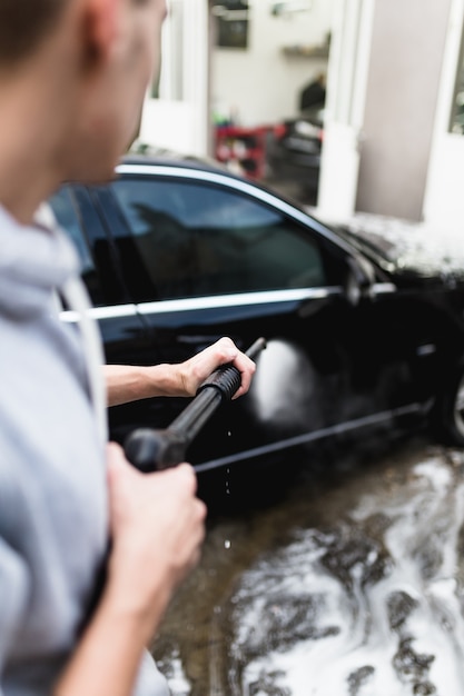 Auto wassen. Auto Schoonmaken Met Water Onder Hoge Druk. Selectieve aandacht.