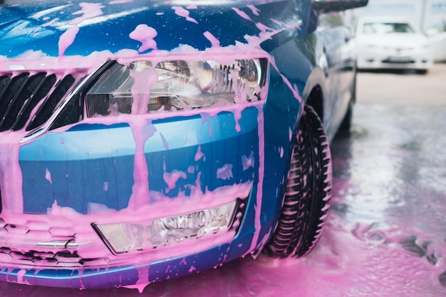 Auto wassen met roze shampoo