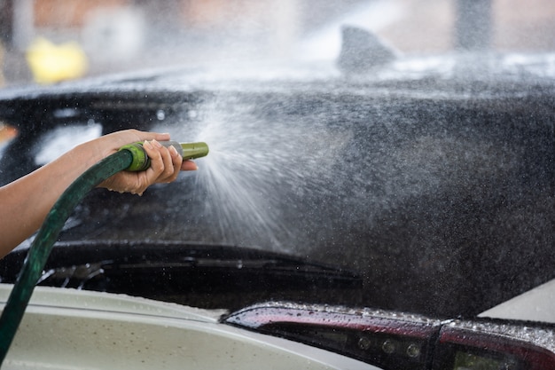 Auto wassen met sproeiwater