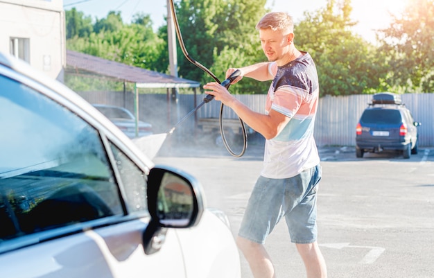 Auto wassen met water onder hoge druk