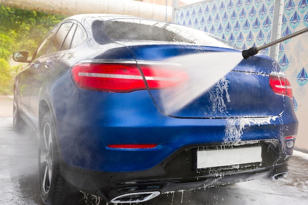 Auto wassen onder hoge waterdruk