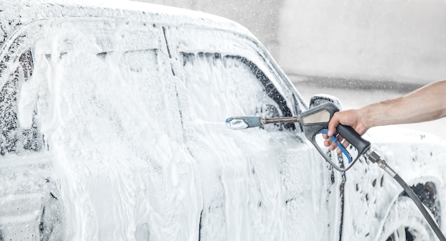 Auto wassen. wasproces op een self-carwash