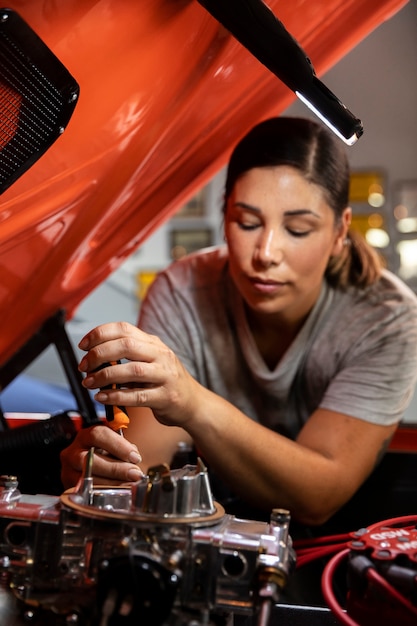 Foto auto wordt onderhouden in werkplaats