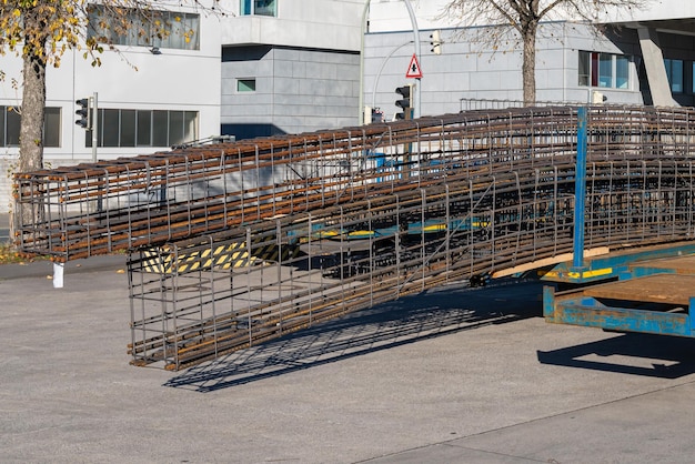 Autoaanhangwagen geladen met metalen versterkende kooien