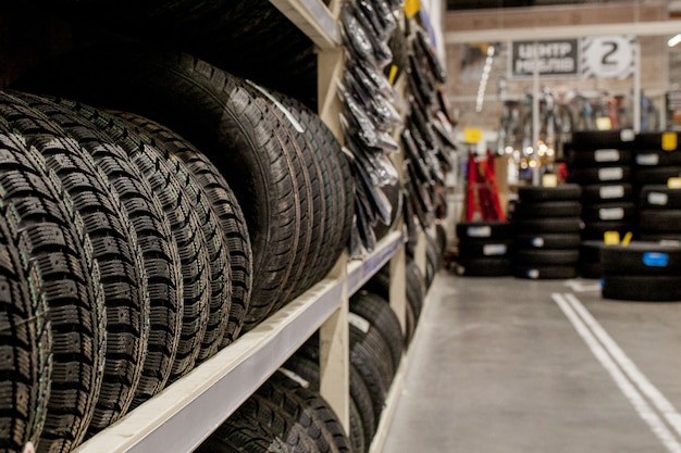 Autobanden en wielen in magazijn in bandenwinkel