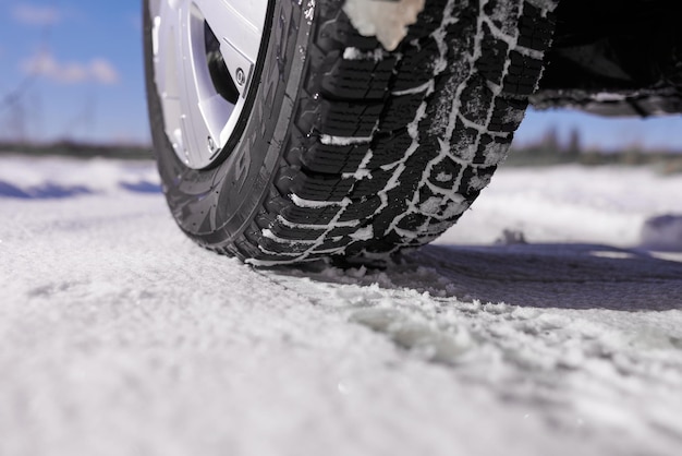 Autobanden op de wintersneeuwweg close-up